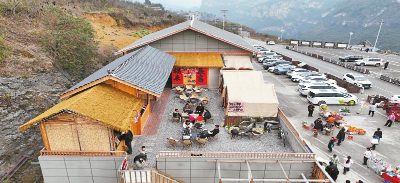 赤水河畔，鸡鸣三省大桥的“桥头咖啡”成网红打卡地。
　　四川日报全媒体记者 韦维 摄