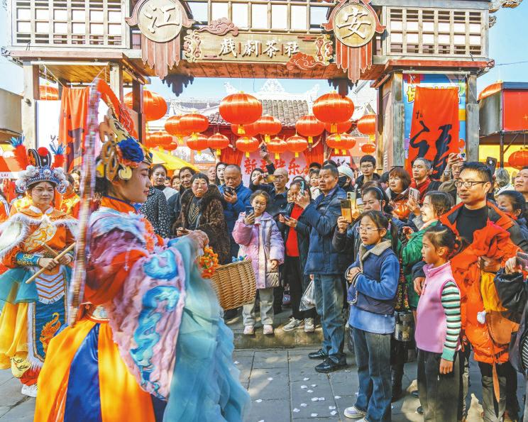 江安西街上的巡游表演。