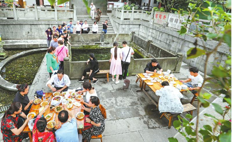 游客在双河镇品尝凉糕。
