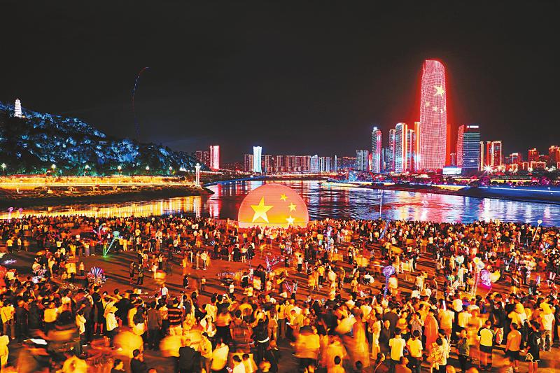10月1日，市民和游客在宜宾市合江门广场欣赏城市夜景及无人机表演，喜迎国庆，庆祝祖国生日。 王领昌 摄（C视觉）